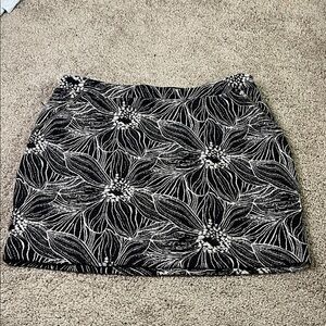 Naf Naf Black and White Floral Euro Skirt Zippers Size 42 US 10/Medium